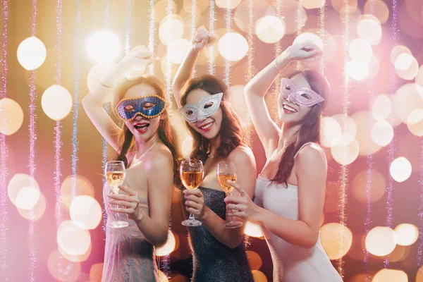 Felice giovane gruppo che celebra il nuovo anno e bere champagne su — Foto Stock