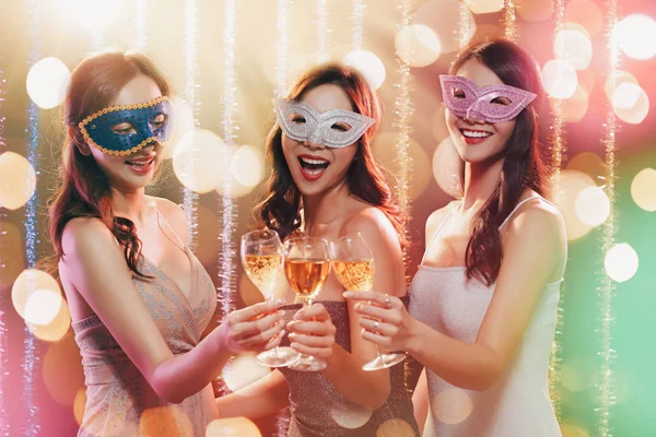 Heureux jeune groupe célébrant le Nouvel An et boire du champagne sur — Photo