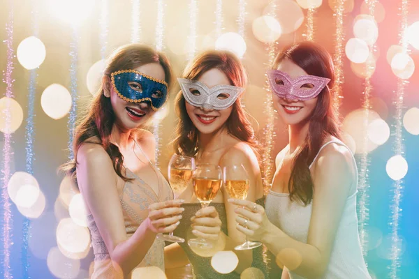 Χαρούμενη νεαρή ομάδα γιορτάζει το νέο έτος και πίνοντας σαμπάνια σε — Φωτογραφία Αρχείου