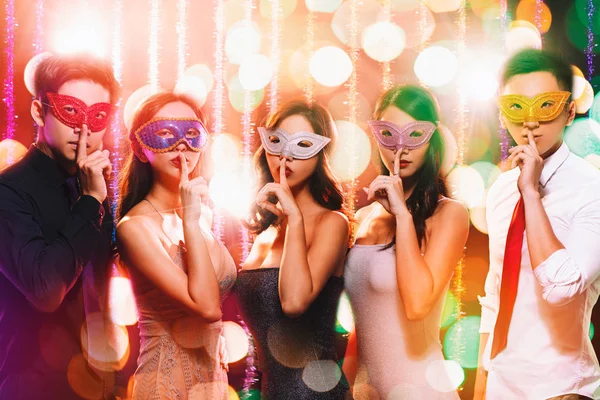 Grupo joven que celebra el Año Nuevo en la fiesta de máscaras — Foto de Stock