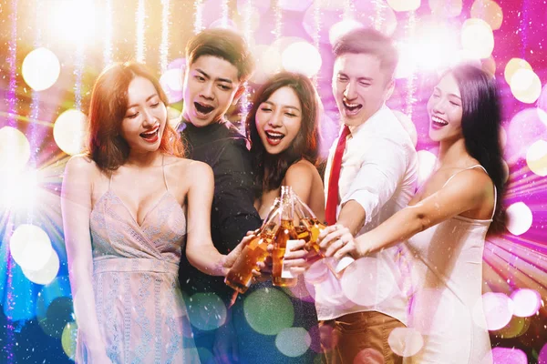 Jóvenes felices celebrando el año nuevo y divirtiéndose juntos —  Fotos de Stock