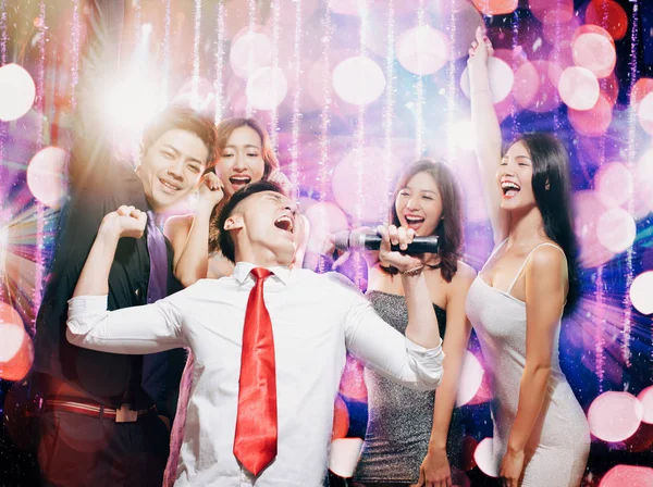 Felice giovane gruppo che canta e balla in festa — Foto Stock