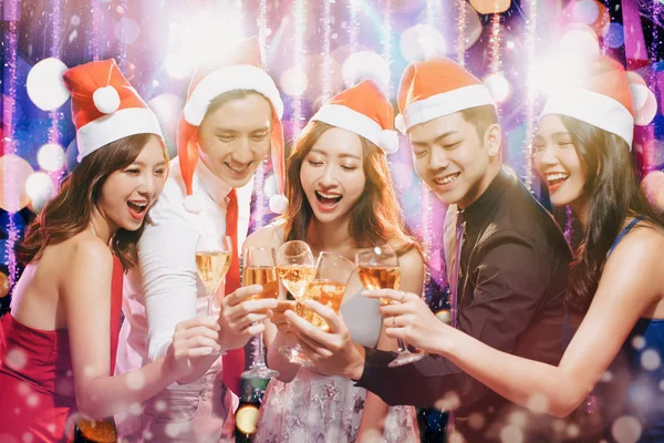 Jonge groep met plezier op New Year's en kerstfeest — Stockfoto