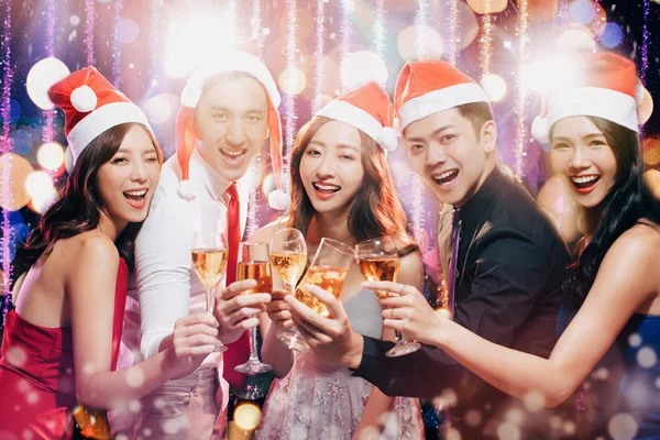 Grupo de jóvenes divirtiéndose en la fiesta de Año Nuevo y Navidad —  Fotos de Stock