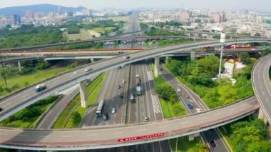Kaohsiung şehrinde otoban kavşağı havadan görünümü. Tayvan 