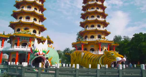 Idő Lapse Videó Lotus Pond Dragon Tiger Pagodák Kaohsiung Város — Stock videók