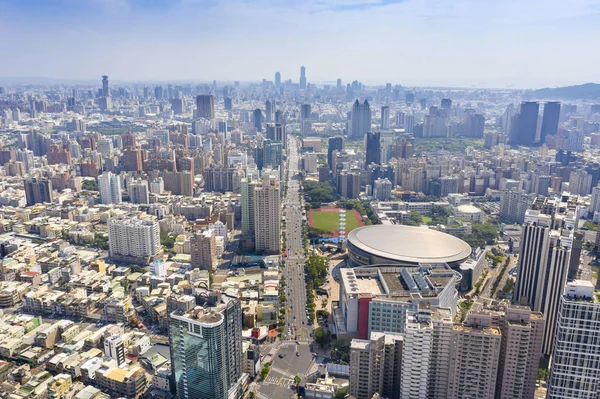 Légi felvétel a Kaohsiung Arena és a városképek. Tajvan — Stock Fotó