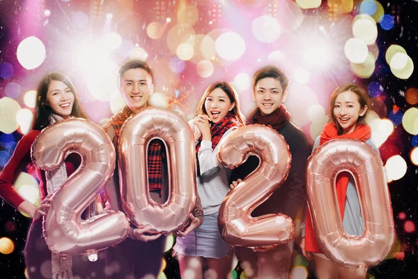 Šťastná mladá skupina oslava nový rok 2020 večírek — Stock fotografie