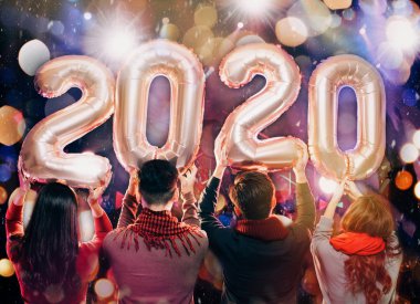 mutlu genç grup yeni yıl 2020 parti kutluyor