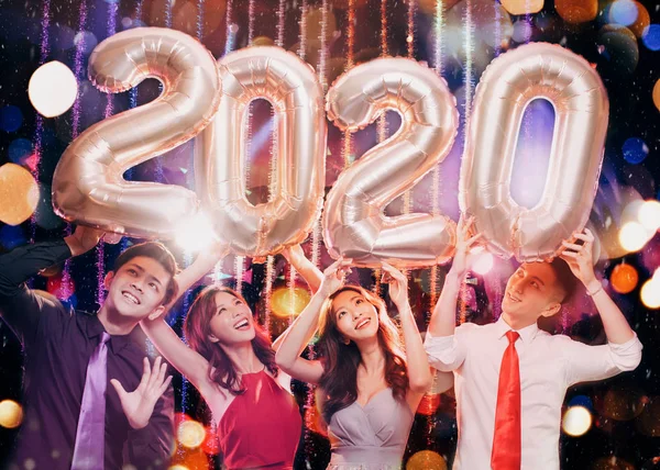Heureux jeune groupe célébrant le nouvel an 2020 fête — Photo