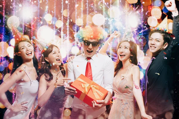Счастливая молодая группа празднует день рождения в ночном клубе — стоковое фото