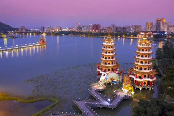 Aerial view Lotus Pond's Dragon and Tiger Pagodas at night. kaoh — Stock Photo, Image