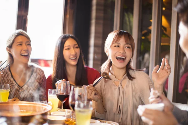 Jovens amigos felizes desfrutar de jantar no restaurante pote quente — Fotografia de Stock