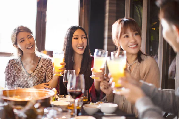 Mutlu genç arkadaşlar restoranda sıcak tencere yeme — Stok fotoğraf