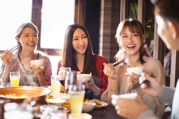 행복한 젊은 친구는 냄비 레스토랑에서 저녁 식사를 즐길 수 — 스톡 사진