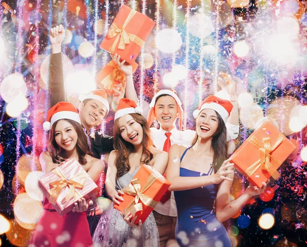 Feliz grupo joven que se divierte en la fiesta de Navidad — Foto de Stock