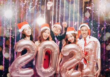 genç grup noel partisinde yeni porsuk 2021 kutluyor