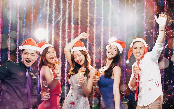 Feliz grupo joven que se divierte en la fiesta de Navidad —  Fotos de Stock