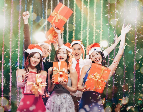 Fröhliche junge Gruppe hat Spaß bei Weihnachtsfeier — Stockfoto
