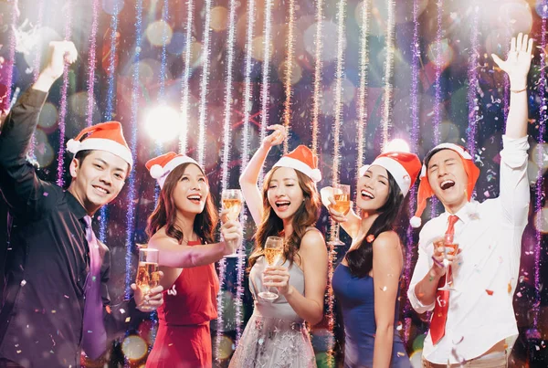 Grupo jovem feliz se divertindo na festa de Natal — Fotografia de Stock