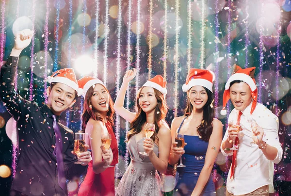 Felice giovane gruppo divertirsi nella festa di Natale — Foto Stock