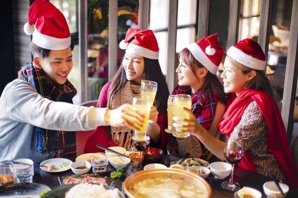 Gelukkige vrienden met plezier en het vieren van Kerstmis in hot pot re — Stockfoto