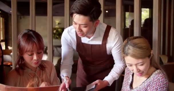 Красивый Молодой Официант Принимает Заказ Ресторане Горячей Кастрюлей — стоковое видео