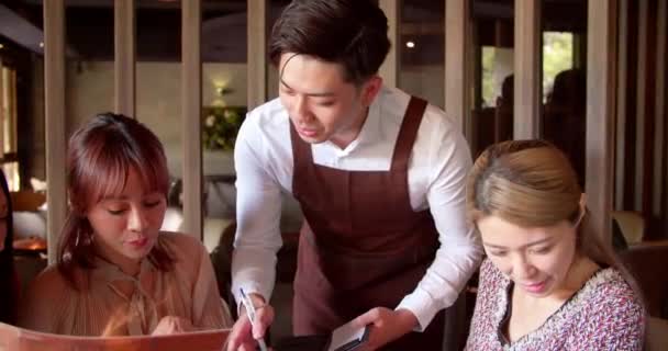 Beau Jeune Garçon Prenant Une Commande Dans Restaurant Hot Pot — Video