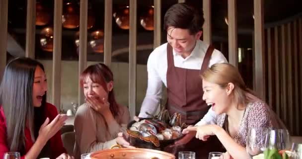 Mutlu Garson Restoranda Servis Yapan Arkadaş Grubuyla Birlikte Güveç Getir — Stok video