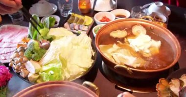 Shabu Shabu için sıcak çorba dilimlenmiş sığır eti 