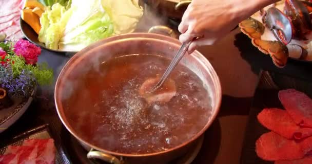 Gesneden Rundvlees Hete Pot Soep Voor Shabu Shabu — Stockvideo