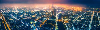 Geceleri Kaohsiung şehrinin gökyüzünün panoramik görüntüsü. Tayvan