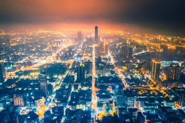 Geceleri Kaohsiung şehrinin gökyüzünün panoramik görüntüsü. Tayvan
