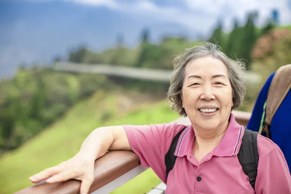 Dağ parkında yürüyüş yapan Asyalı yaşlı kadın. — Stok fotoğraf