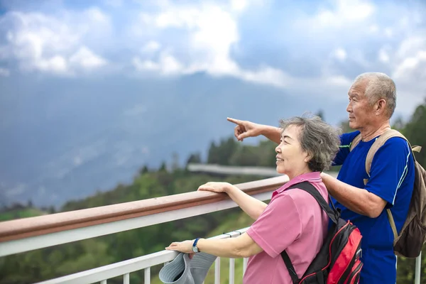 Ásia sênior casal caminhadas no o montanha parque — Fotografia de Stock