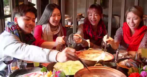 Amigos Jóvenes Felices Disfrutan Cena Restaurante Hot Pot — Vídeos de Stock