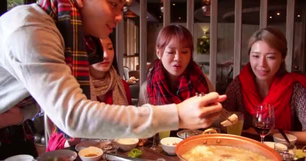 Mutlu Genç Arkadaşlar Sıcak Tencere Restoranda Akşam Yemeği Zevk — Stok video