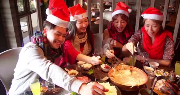 Amigos Felices Divirtiéndose Restaurante Olla Caliente — Vídeo de stock