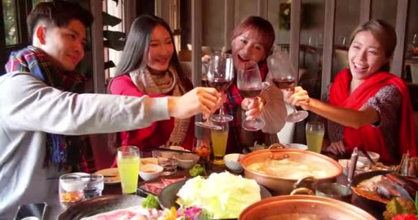 Ευτυχισμένοι Φίλοι Που Διασκεδάζουν Στο Εστιατόριο Τις Κατσαρόλες — Αρχείο Βίντεο