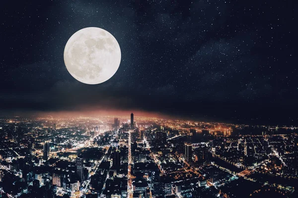 Vista aérea de citr en la noche con luna llena — Foto de Stock