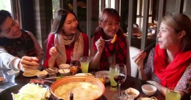 mutlu genç arkadaşlar sıcak tencere restoranda akşam yemeği zevk 