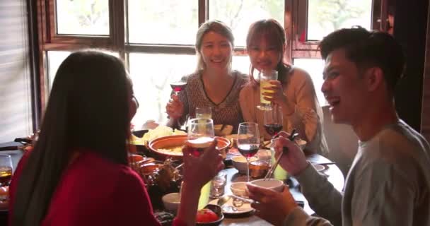 Amigos Jóvenes Felices Disfrutan Cena Restaurante Hot Pot — Vídeo de stock