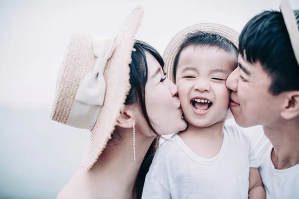 Счастливый родитель целует маленького мальчика — стоковое фото