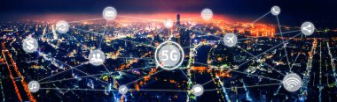 Geceleri hava manzaralı şehir ve 5G ağ teknolojisi kavramları