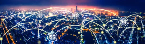 Légi kilátás város éjjel és 5g hálózati tech fogalmak — Stock Fotó