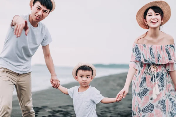 Glücklich asiatische Familie spielen am Strand bei Sonnenuntergang — Stockfoto