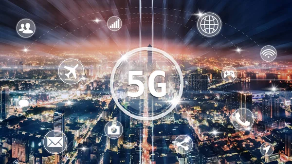 Geceleri hava manzaralı şehir ve 5G ağ uygulamalı teknoloji dolandırıcılığı — Stok fotoğraf