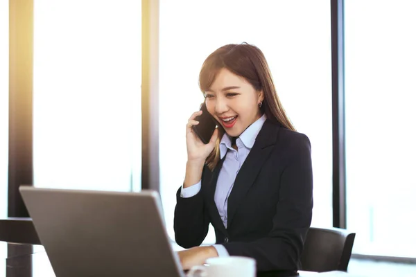 Jonge zakenvrouw werkt in het kantoor — Stockfoto