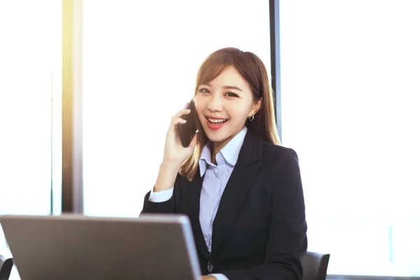 Young business woman working in the office — Stock Photo, Image