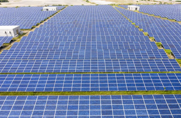 Воздушный вид солнечных батарей на траве — стоковое фото